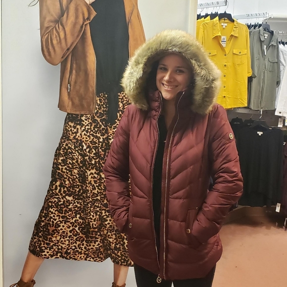 Meet your Posher, Jessica - Picture 2 of 2